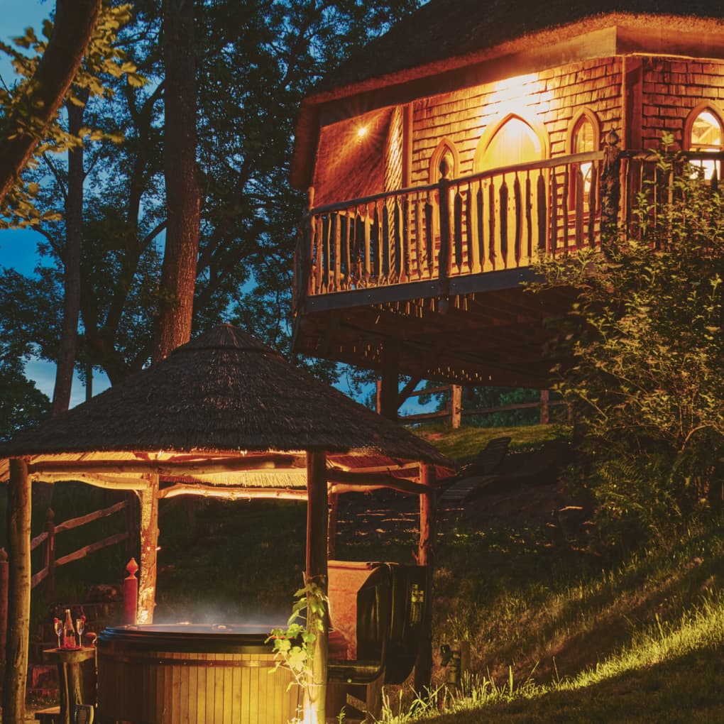 Eathelin exterior view and hot tub at dusk with the canopy lit