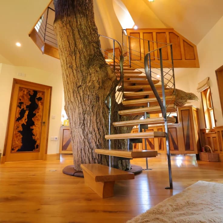 Curved staircase leading to Eathelin's bedroom and copper bath