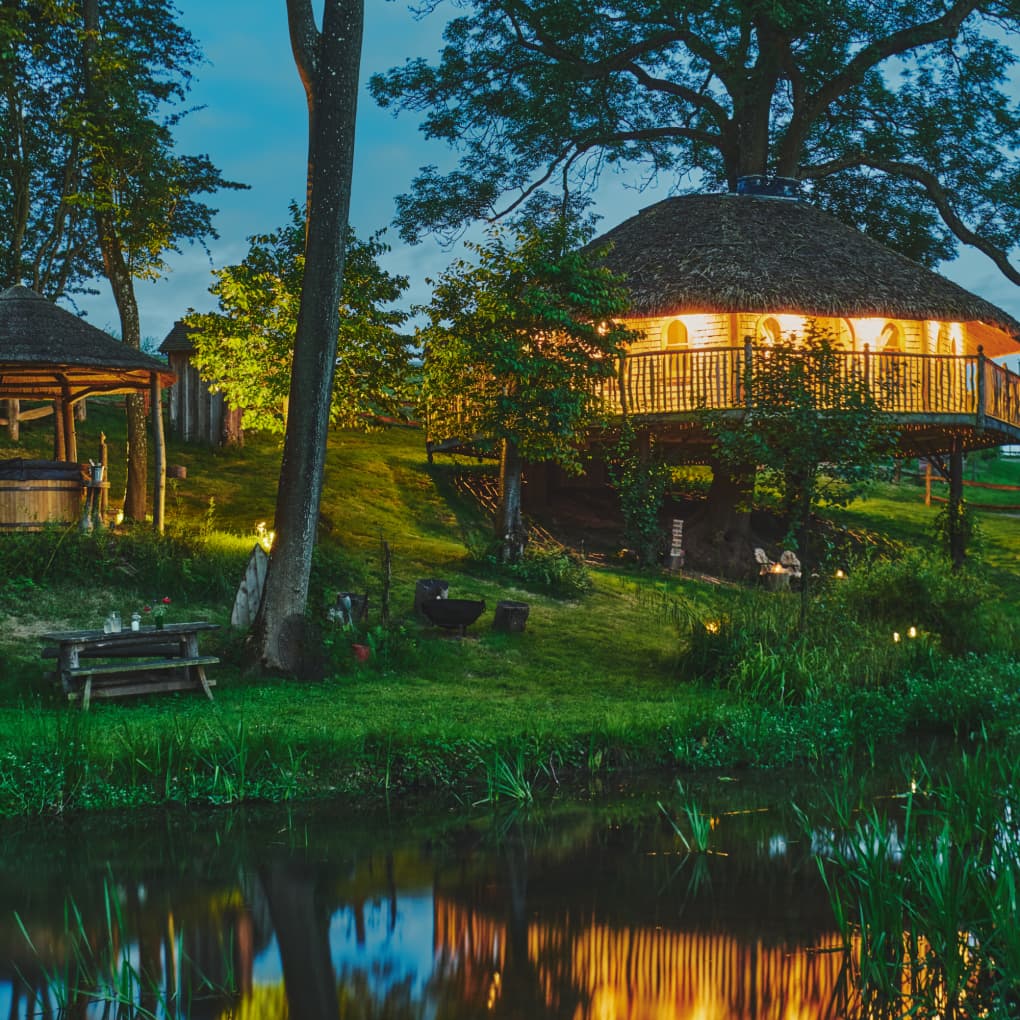 Full view of Vivianna's outdoor hot tub, fire pit and lakeside