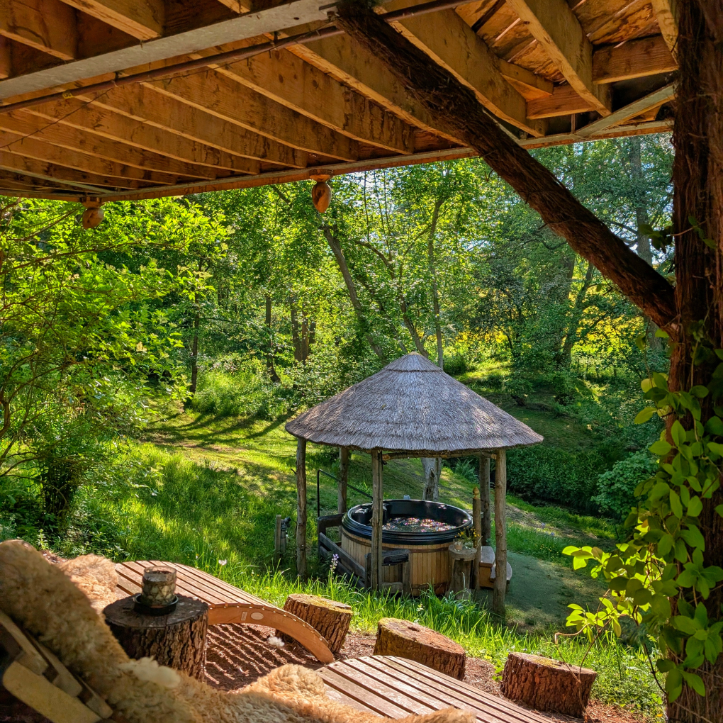 Outdoor view of Eathelin and hot tub area
